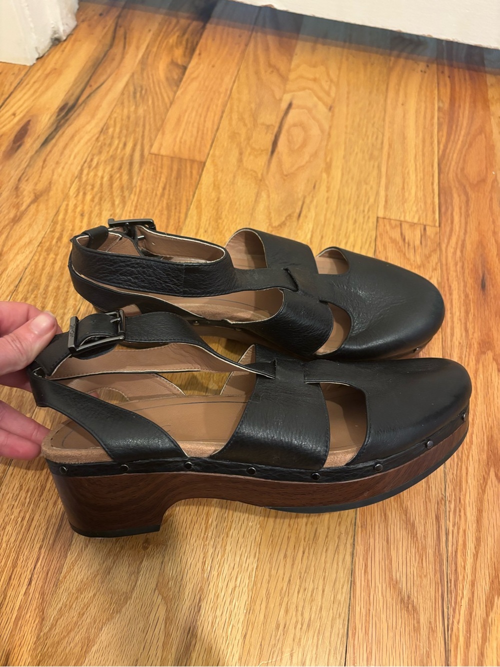 Vionic Black Leather Clog Sandals with Buckle, Size 8